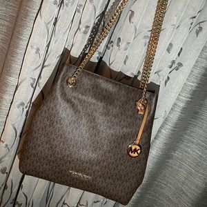 Medium Leather MK Shoulder Bag. In really good condition like new.